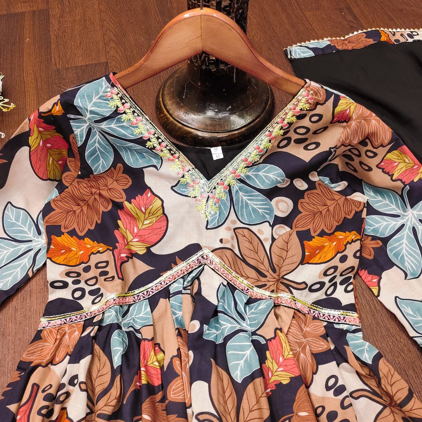 🌸 Elegant Floral Ensemble🌺 Luxe Botanical Charm