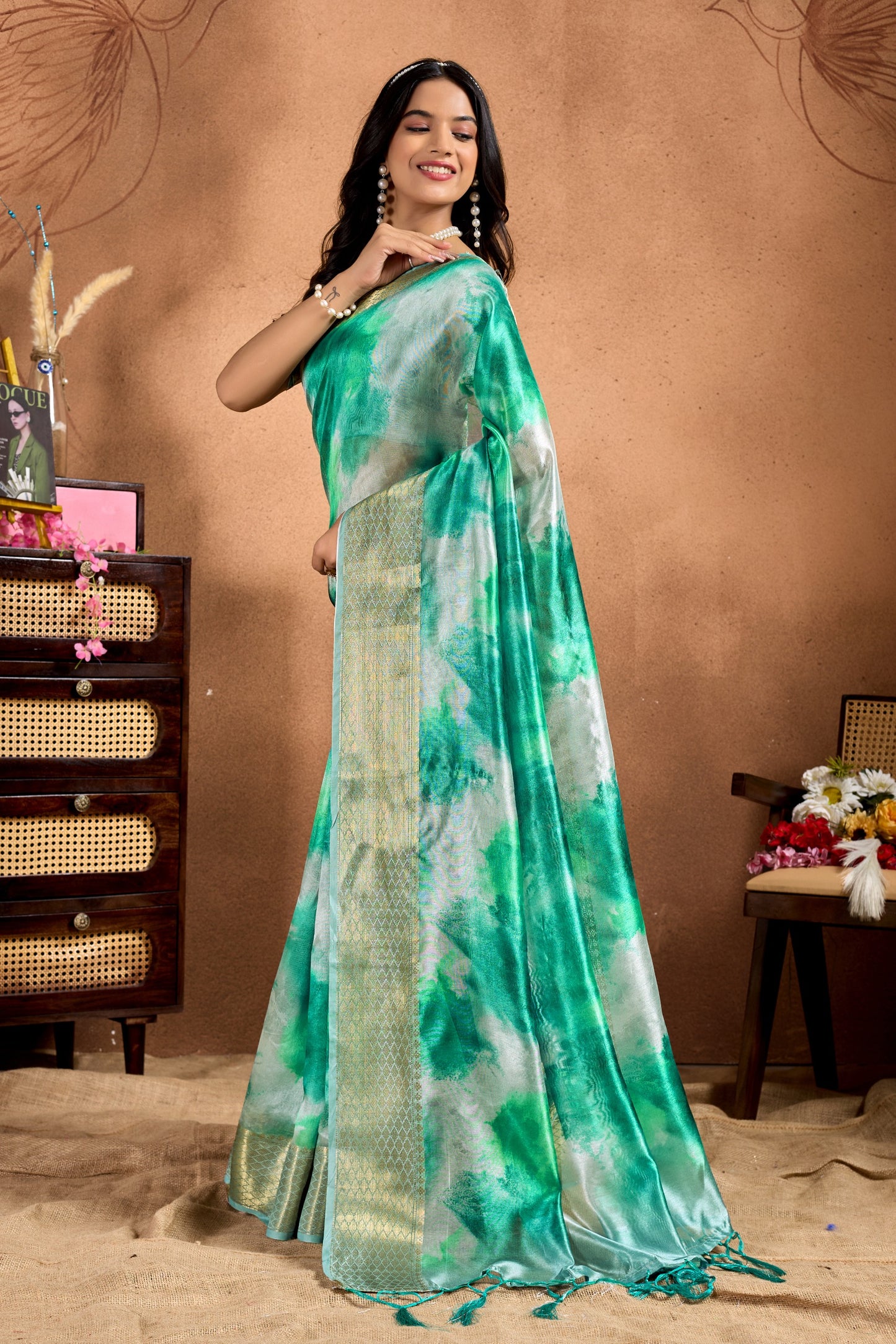 Elegant Green Soft Silk Blend Watercolor Print Saree
